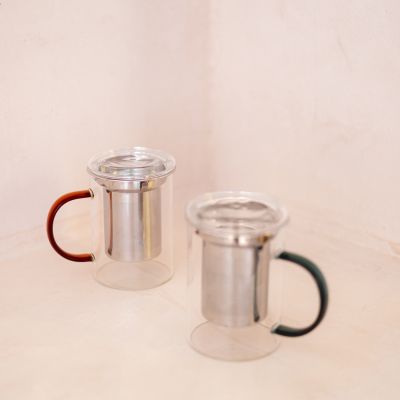 Theebeker 43cl met filter en deksel amber Liv