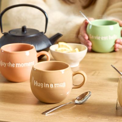 Beker 42cl "Hug in a mug" bruin Muggies