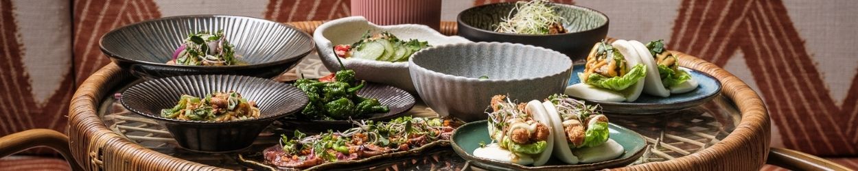 De kleurrijke gerechten van The Streetfood Club worden geserveerd op het gedurfde, designvolle servies van Fine2Dine, dat kleur en energie toevoegt aan elk bord.