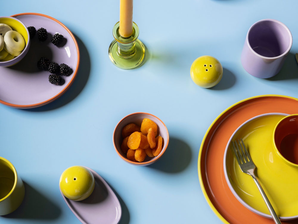 Une table dressée avec la vaisselle colorée et tendance de ONA.