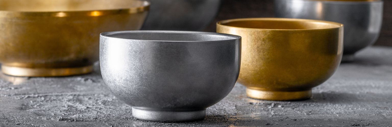 Fine2Dine Host-Kollektion - elegante, doppelwandige Edelstahlschalen mit glänzender Oberfläche, die für eine perfekte Wärmeisolierung und eine stilvolle Präsentation der Speisen sorgen.