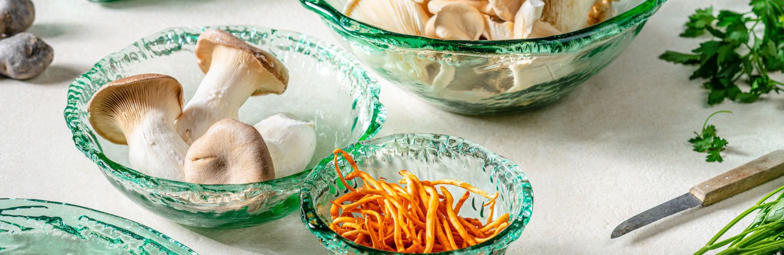 Ecovitra-Kollektion von Fine2Dine, recyceltes Glas in einem grünen Farbton, perfekt für nachhaltige und stilvolle Buffet-Einrichtungen.
