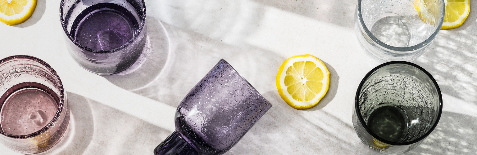 Crackle en Kolon glazen – handgemaakte glazen met unieke ontwerpen, het gecrackeleerde patroon van Crackle en de speelse belletjes van Kolon. Duurzaam en perfect voor een frisse lente-sfeer op uw terras.