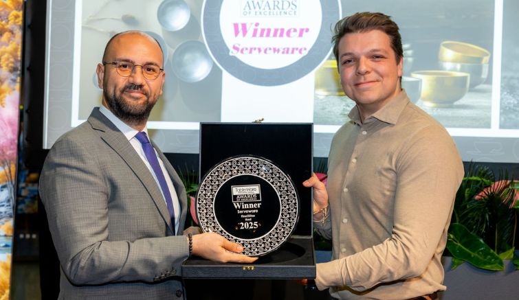 Matthias Van den Eynde reçoit le Serveware Award pour la collection Host de Fine2Dine lors des Tableware International Awards of Excellence 2025.