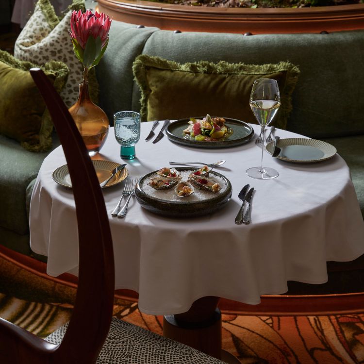 Elegante serveerschalen uit de Ecovitra-collectie van Fine2Dine, gemaakt van gerecycled glas met een groenige tint, perfect voor duurzame en stijlvolle foodpresentatie.