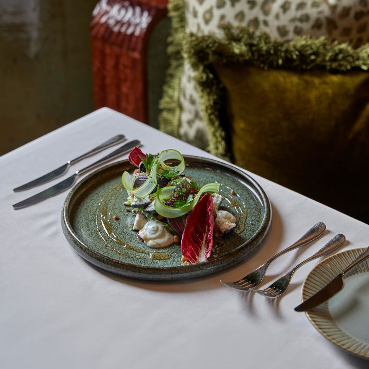 Elegante serveerschalen uit de Ecovitra-collectie van Fine2Dine, gemaakt van gerecycled glas met een groenige tint, perfect voor duurzame en stijlvolle foodpresentatie.